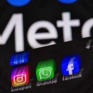 Die Meta-Apps Instagram, WhatsApp und Facebook werden auf einem Smartphone angezeigt.