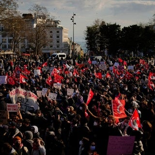 Studenten protestieren gegen die Verhaftung des Istanbuler Bürgermeisters Ekrem İmamoğlu.