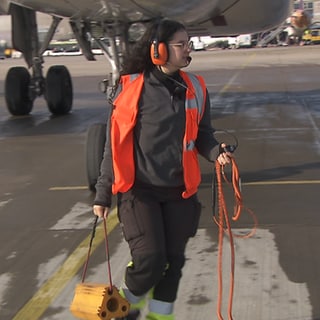 Alia bei ihrem Job als Ramp Agentin am Stuttgarter Flughafen