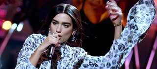 Dua Lipa singt bei James Corden.