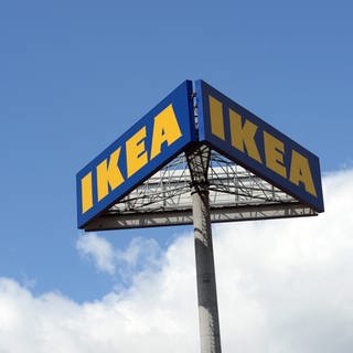 Ikea-Logo auf einem Mast