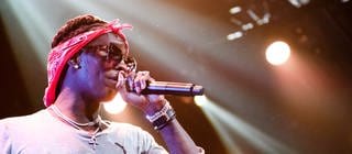 Young Thug performt auf der Bühne.