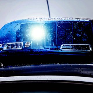 Eingeschaltete Blaulichtsirene eines Polizeiautos