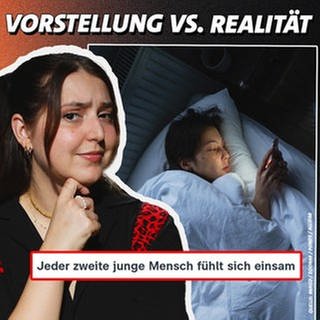 BRUST RAUS-Host Walerija grübelnd zum Thema "Einsamkeit", auf der linken Seite Bilder der Freunde der Serie "Friends" und der Serie "How I Met Your Mother", auf der rechten Seite als Kontrast eine Person, die allein im Bett liegt und auf ihr Smartphone starrt