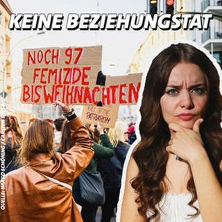 BRUST RAUS-Host Aurora grübelt; im Hintergrund eine Frau von hinten, die ein Protestschild in die Luft hält ("Noch 97 Femizide bis Weihnachten") und eine Wand auf der mit Grafitti "Man(n) tötet nicht aus Liebe" gesprayt wurde.