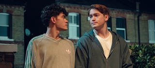 Serie "Heartstopper": Charlie (Joe Locker) und Nick (Kit Connor) (v.l.n.r) stehen nebeneinander und schauen sich in die Augen