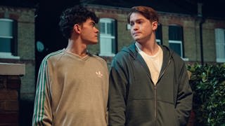 Serie "Heartstopper": Charlie (Joe Locker) und Nick (Kit Connor) (v.l.n.r) stehen nebeneinander und schauen sich in die Augen