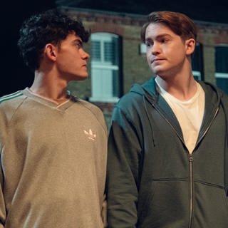 Serie "Heartstopper": Charlie (Joe Locker) und Nick (Kit Connor) (v.l.n.r) stehen nebeneinander und schauen sich in die Augen